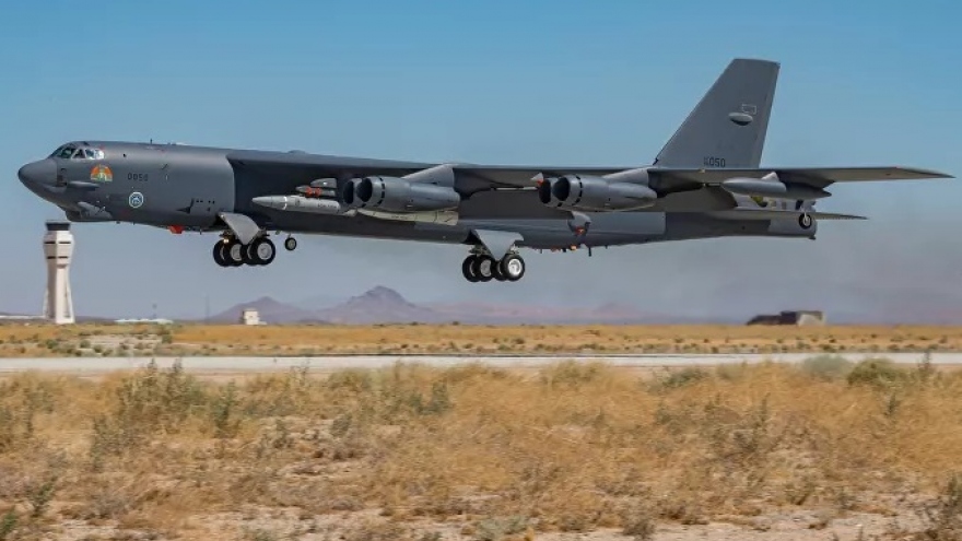 Máy bay B-52 Mỹ thử nghiệm mang tên lửa siêu thanh ARRW